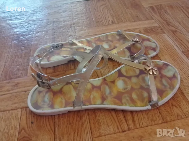 Подарявам силиконови сандалки в златист цвят със шарена стелка, снимка 3 - Сандали - 50335438