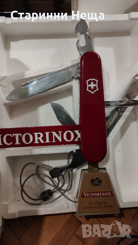 РЕДКАЖ ГИГАНТСКИ ЕЛЕКТРИЧЕСКИ рекламен нож ножка ножче Victorinox 1970 година  реклама витрина , снимка 1 - Антикварни и старинни предмети - 44114863