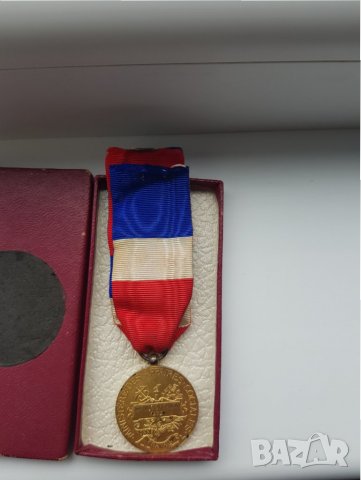 Почетен френски сребърен позлатен медал за труд с кутия, снимка 4 - Антикварни и старинни предмети - 30755353