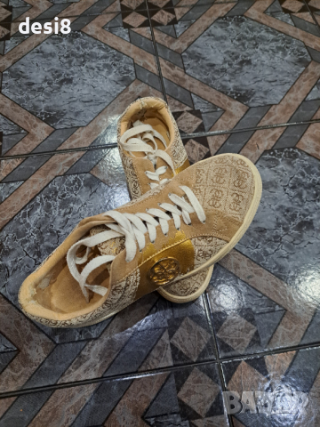 Спортни обувки Guess, снимка 3 - Дамски ежедневни обувки - 44671790