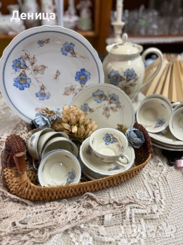 Schumann и любима декорация💙 Слонова кост, двоен син кант, а помежду им нежен релеф 