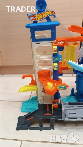 Hot Wheels Паркинг-гараж Акула – City Attacking Shark Escape, снимка 3 - Коли, камиони, мотори, писти - 16477004