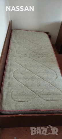 ПОДАРЯВАМ 2 ъглови легла с подматрачна рамка, 2 много запазени двулицеви матракаматрака
