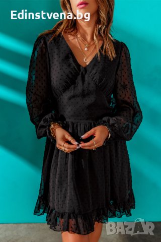 Елегантна дамска рокля в черно с дълъг ръкав и принт на точки