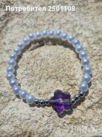 Перлена гривна с лилаво цвете