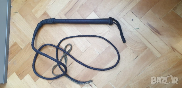 Камшик от черна телешка кожа стил Индиана Джоунс