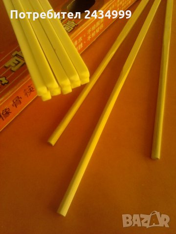 Продава китайски прьчици за хранене.