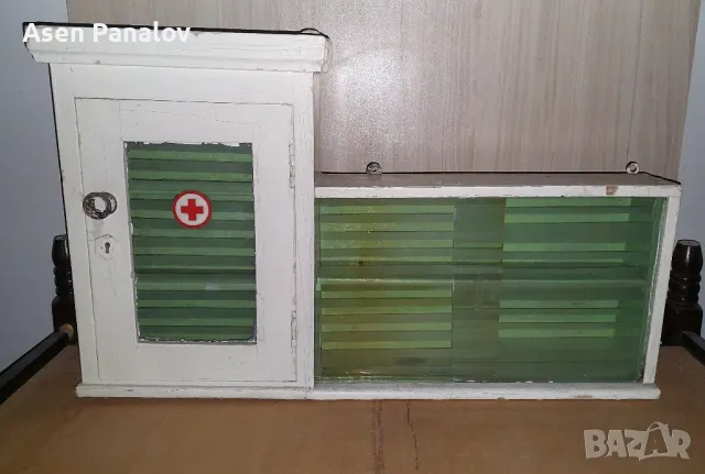 Ретро,дървена аптечка 67/41/10
