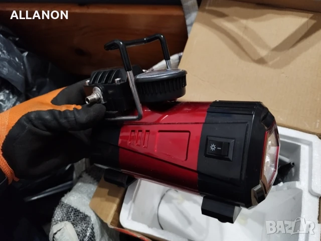 Автомобилна помпа за гуми с фенерче като нова!, снимка 2 - Аксесоари и консумативи - 50578837