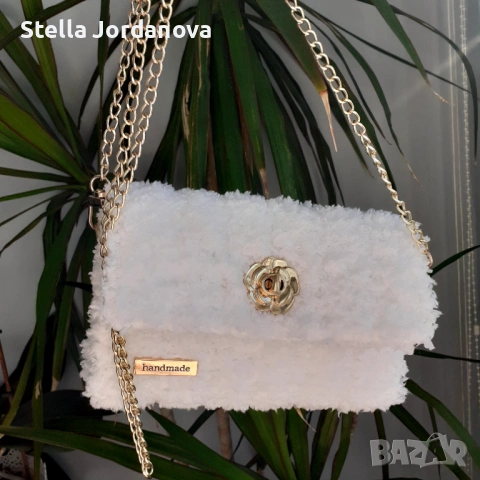 👜 Ръчно изработена бяла плюшена чанта със златни акценти, снимка 2 - Чанти - 53047659