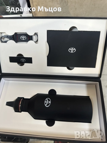 Toyota Welcome Kit с бутилка, ключодържател, USB флаш памет и кабел 

