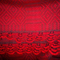 автентична ръчно тъкана вълнена покривка с ръчно плетена дантела, снимка 4 - Антикварни и старинни предмети - 37595436