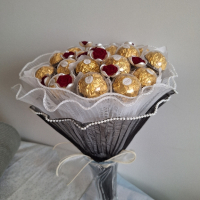 Букет от бонбони и нежни розички, снимка 2 - Подаръци за жени - 44570286