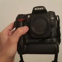 Nikon D90 с грип, на 23000 кадъра, много добре запазен!, снимка 1 - Фотоапарати - 40855830