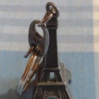 Ключодържател сувенир спомен от ПАРИЖ Айфеловата кула подходящ аксесоар за раници 12518, снимка 2 - Други - 44779356
