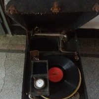 Ретро грамофон с пружина и манивела, снимка 1 - Антикварни и старинни предмети - 29928765