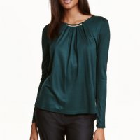 Тъмно зелена дамска блузка с метален детайл