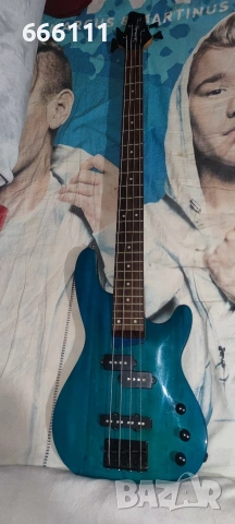 Бас китара с кубе