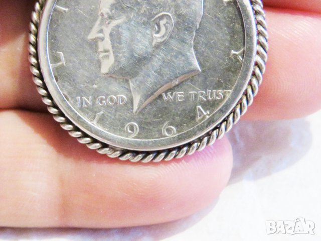 Медальон - сребърен американски долар, HALF DOLLAR - 1964 г. с лика на Кенеди и сребърен обков, снимка 4 - Колиета, медальони, синджири - 29630344