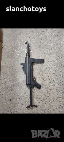 Автомат със сачми , Шмайзер , с лазерен мерник,  около 80см с разпънат приклад., снимка 2 - Други - 39722322