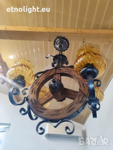 Красив полилей съчетание от дървено колело и елементи на ковано желязо, жълти стъкленици и розетка , снимка 5 - Полилеи - 51730052