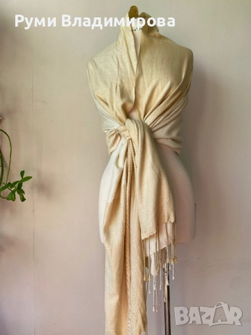 Бежов/ кремав, екрю шал Hucke