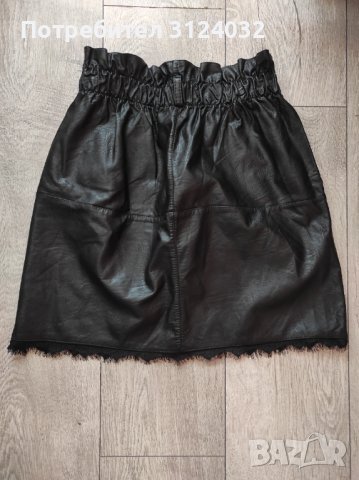Продавам черна кожена пола, снимка 2 - Поли - 39819831