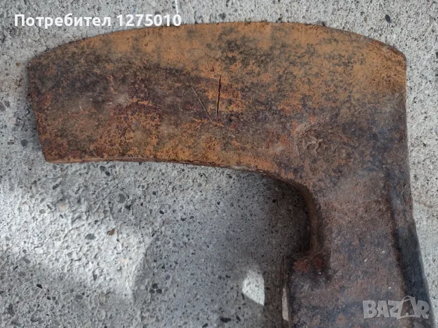 Стара брадва със щампа