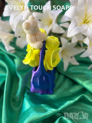 Луксозен букет в малка чанта декорирана със сапунени цветя, снимка 3 - Подаръци за жени - 54231005