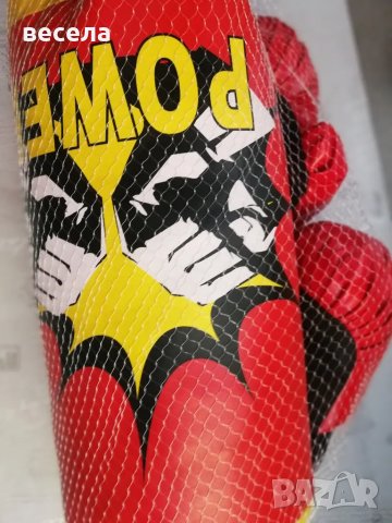 боксова круша, червен цвят с ръкавици 