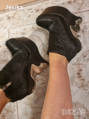 Боти от конски косъм на McQueen, снимка 6 - Дамски боти - 34940873