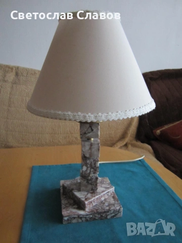 Дизайнерска настолна лампа със стойка от мраморни елементи