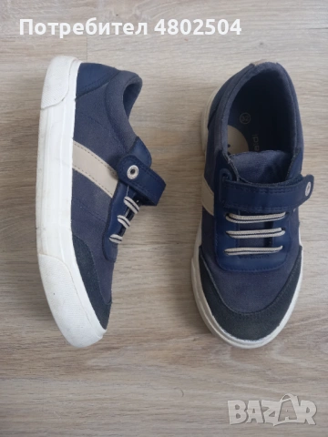 Спортни текстилни обувки за момче.