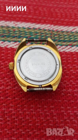 Часовник Заря обемен корпус , снимка 2 - Антикварни и старинни предмети - 52109217