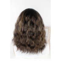 Средна дължина чуплива кестенява перука с руси кичури Далия, снимка 2 - Аксесоари за коса - 37533936