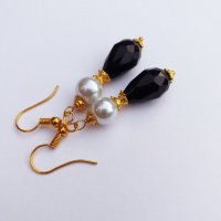Прекрасните класически стилни обеци с тъмни капковидни кристали и бели перли с цвят злато, снимка 4 - Обеци - 30541569