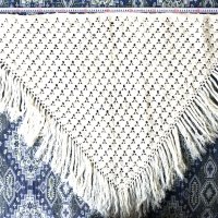 Ръчно плетени шалове-триъгълни, с ресни, бели, снимка 5 - Шалове - 42833741