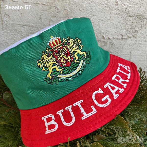 трикольорна  шапка в цветовете на българското знаме с бродиран герб, снимка 1