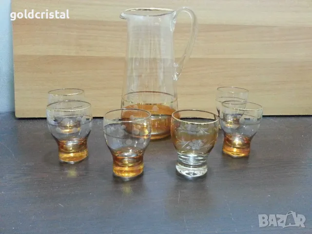 ретро стъклени чаши и кана