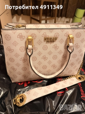 Маркова чанта на Guess