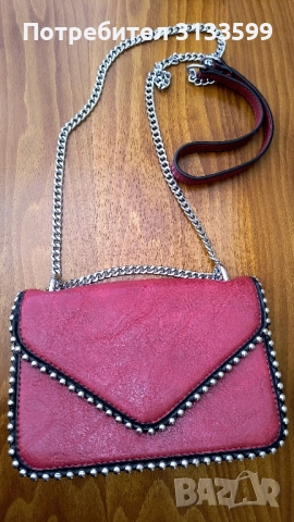 Малка червена чанта с дълъг синджир за носене през рамо , снимка 2 - Чанти - 51472648