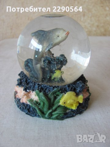 Стъклена топка - делфин