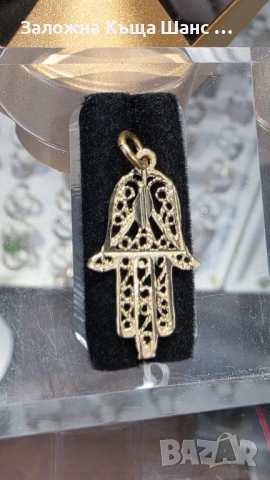 Златен медальон с формата на Хамса, известен още като „Ръката на Фатима“.