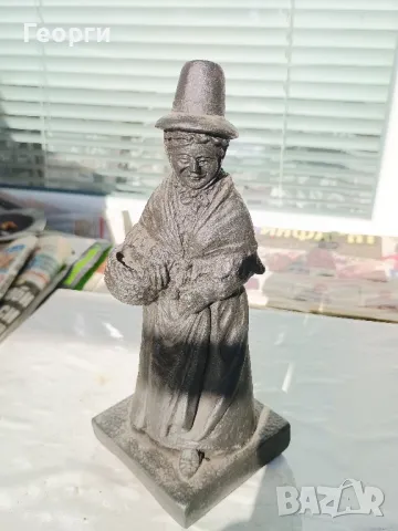 Статуетка стара жена