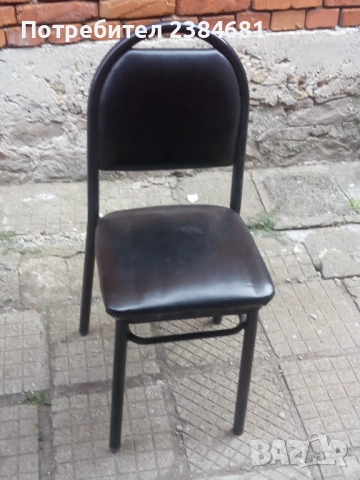 Метални столове тапицирани с кожени седалки и облегалкии