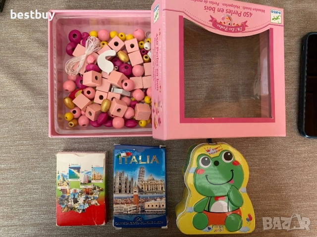 Карти за игра, мъниста, касичка