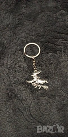 🧹 Вещица на метла - ключодържател (Хелоуин и други поводи), снимка 4 - Други - 31205744