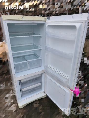 Хладилник с фризер Indesit, снимка 2 - Хладилници - 53177755