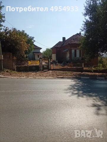 Продавам 2 къщи в 1 двор на главен път в с.Гложене