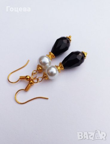 Прекрасните класически стилни обеци с тъмни капковидни кристали и бели перли с цвят злато, снимка 4 - Обеци - 30541569